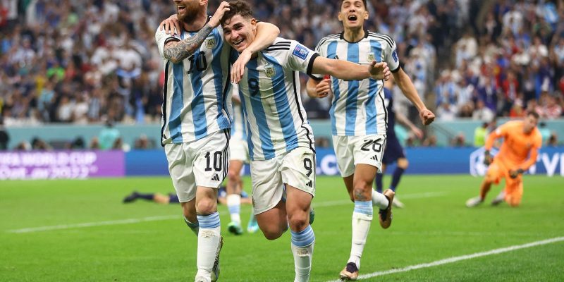 Com brilho de Messi e Álvarez, Argentina chega à final da Copa