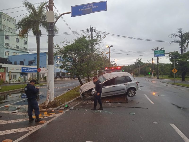 Guarda Municipal retira carro abandonado na via após acidente de trânsito em Volta Redonda