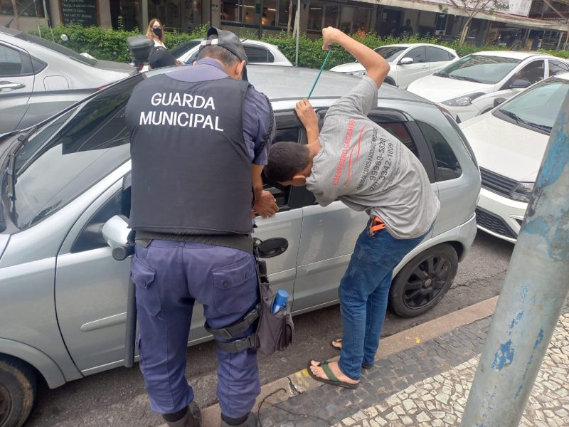 Guarda Municipal de Volta Redonda auxilia a liberar bebê trancado em carro