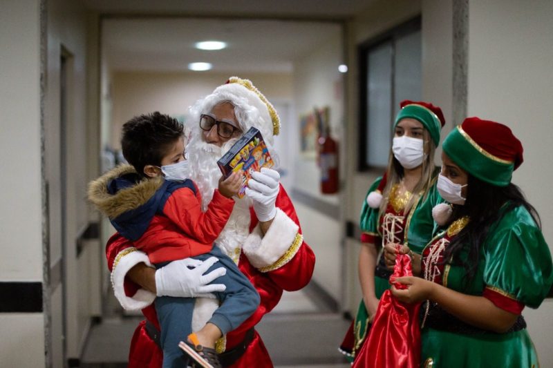 Papai Noel leva carinho e presentes a hospitais de Volta Redonda