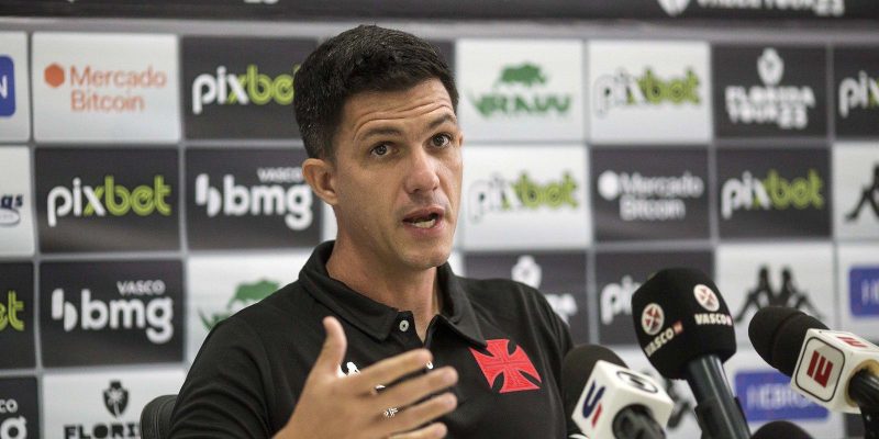 Em apresentação no Vasco, Barbieri projeta elenco pronto em janeiro