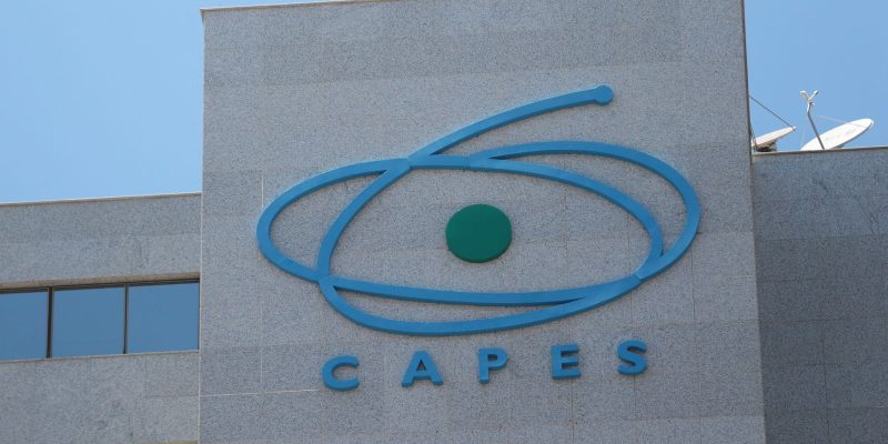 Mais de 200 mil bolsistas da Capes ainda não receberam o pagamento