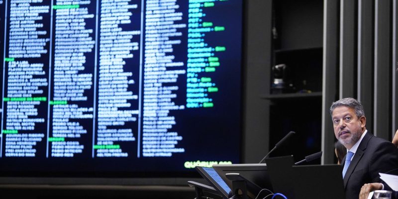 Câmara conclui votação em primeiro turno da PEC da Transição