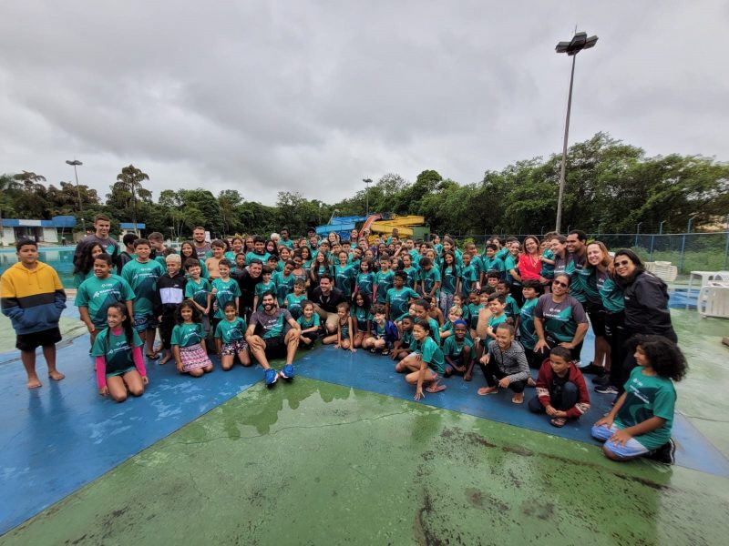 Volta Redonda: projeto social de natação tem festa de fim de ano com a presença de Thiago Pereira