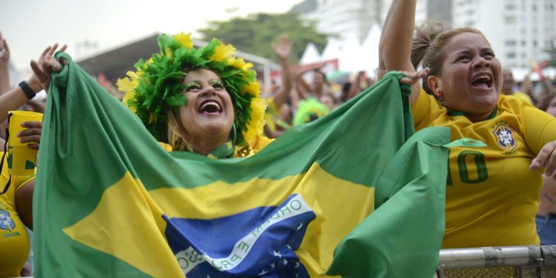 Torcedores vibram e Copacabana vira festa com vitória do Brasil