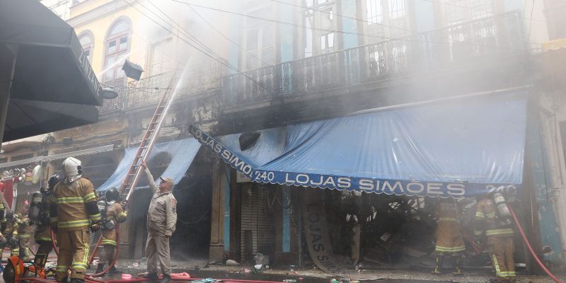 Incêndio consome loja no centro do Rio 