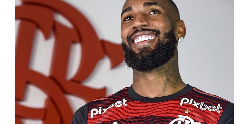 Meio-campista Gerson retorna ao Flamengo com contrato até 2027
