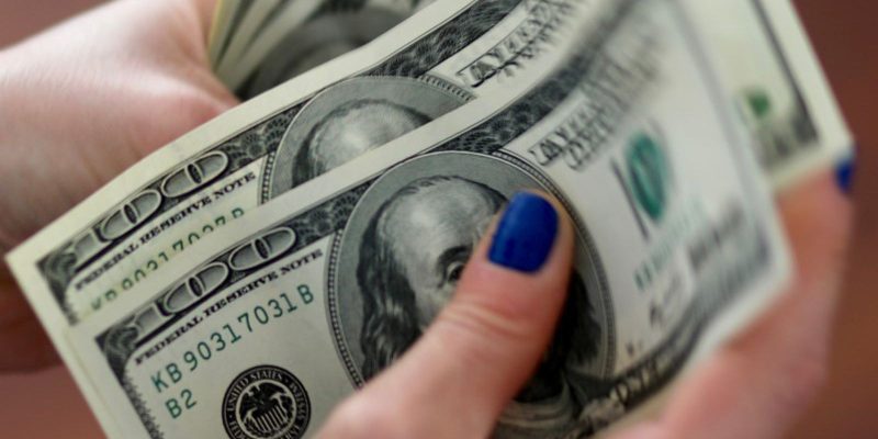 Dólar cai para R$ 5,35 após governo negar revisão de reformas
