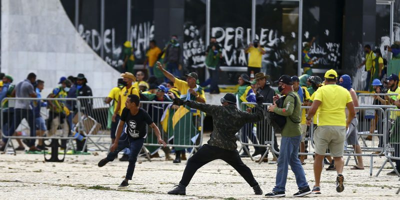 PF tenta identificar homem que destruiu relógio histórico no Planalto