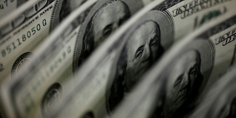 Dólar cai para R$ 5,14 com entrada de fluxos no país