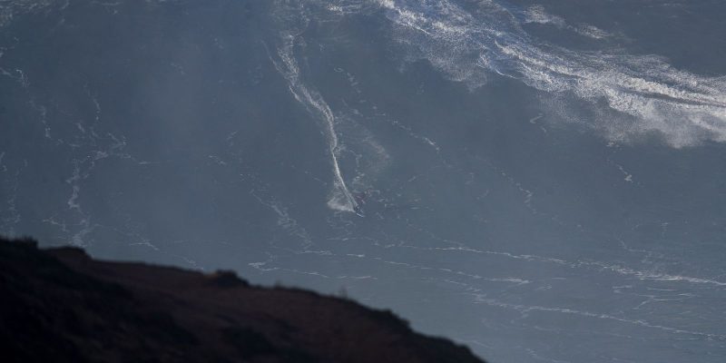 Surfista de ondas gigantes, Márcio Freire morre após queda em Nazaré