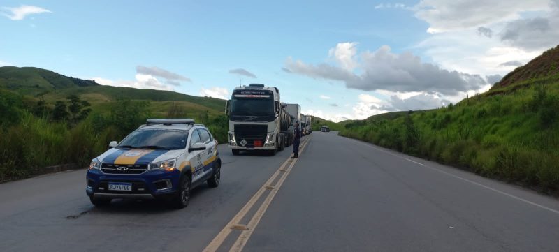 Guarda Municipal escolta carretas em velocidade adequada pela Rodovia do Contorno