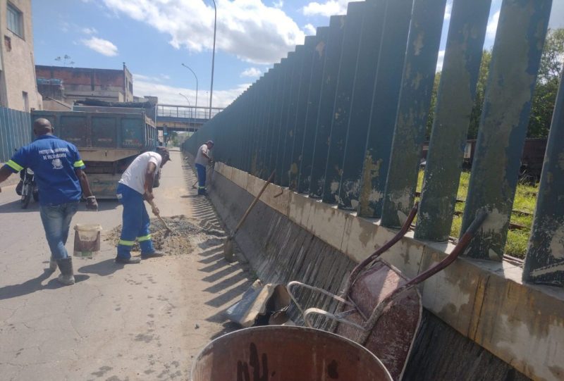 Prefeitura de Volta Redonda faz reparos em via expressa que liga o município a Barra Mansa
