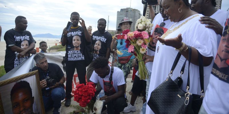 Ato reúne parentes e marca um ano da morte do congolês Moïse Kabagambe