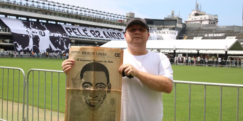Fãs resgatam memórias de Pelé em última homenagem ao Rei do Futebol