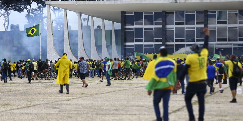 Imagens inéditas de câmeras de segurança mostram invasão do STF