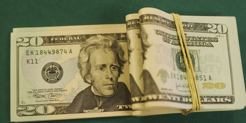 Dólar cai para R$ 5,23 e fecha no menor valor do ano
