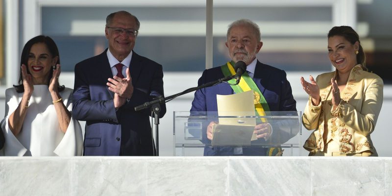 No parlatório, Lula reassume compromisso de cuidar dos brasileiros