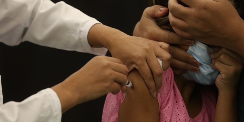 Lote de 754 mil doses da Coronavac vai reforçar vacinação de crianças