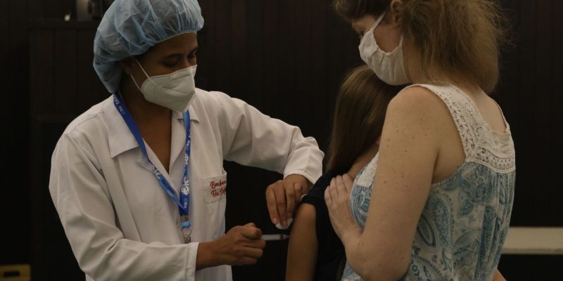 Saúde distribui 740 mil doses da CoronaVac para vacinação de crianças