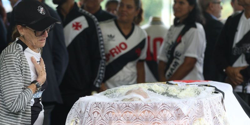 Fãs de Roberto Dinamite se despedem do craque vascaíno em São Januário