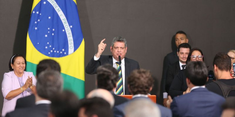 "Vamos resgatar participação popular no governo", promete ministro