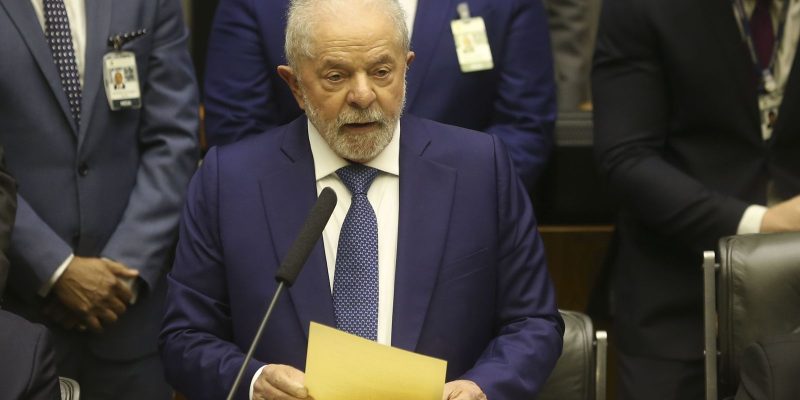 Em seu primeiro dia como presidente, Lula assina 52 decretos e 4 MPs