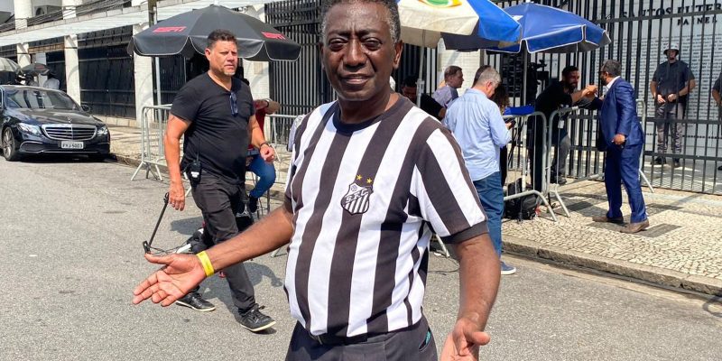 Sósia de Pelé recorda experiências e quer seguir homenageando o Rei