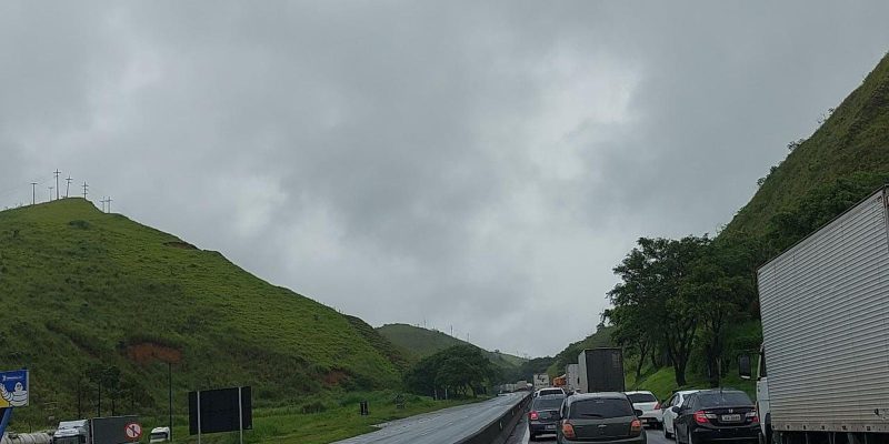 Queda de barreira provoca interdição na Via Dutra, no Rio