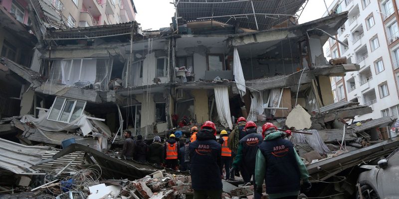 Número de mortos na Turquia e na Síria após terremoto chega a 3,7 mil