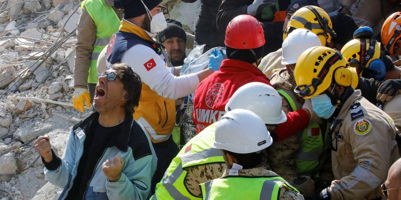Equipes resgatam sobreviventes na Turquia, uma semana após terremoto