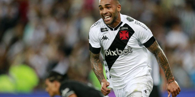 Vasco vence Botafogo no Maracanã para entrar no G4 do Carioca