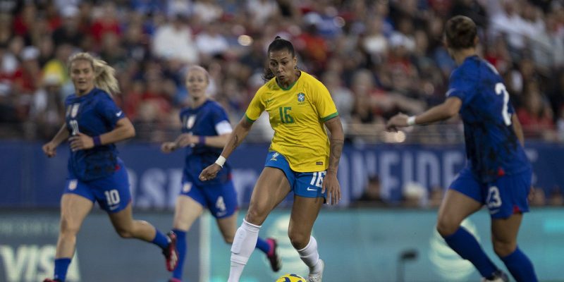 Seleção feminina joga bem, mas perde de 2 a 1 para os Estados Unidos
