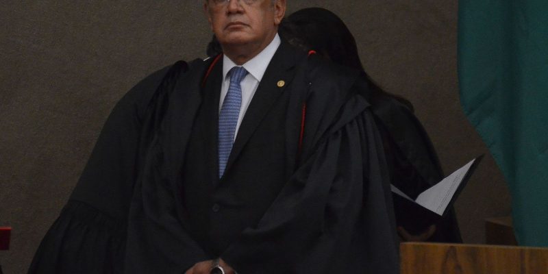 Gilmar Mendes suspende ações que questionam decreto de acesso a armas