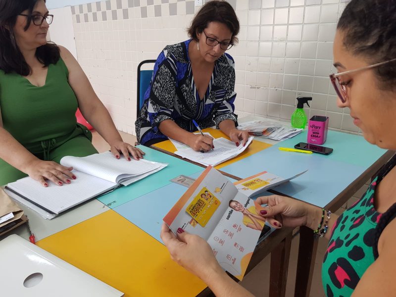 Cartões-alimentação começam a ser distribuídos para alunos de Volta Redonda