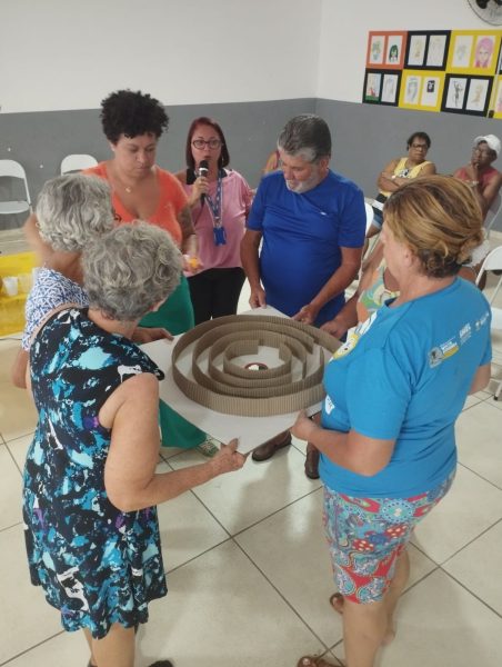 Equipe do Centro de Alzheimer de Volta Redonda promove atividades em alusão ao ‘Fevereiro Roxo’