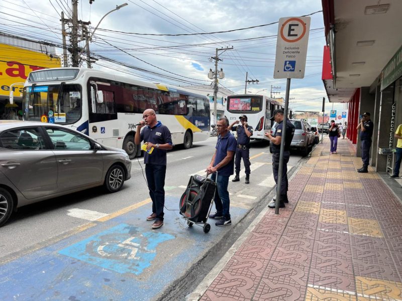 Secretaria da Pessoa com Deficiência realiza mais uma ação de respeito às vagas especiais em Volta Redonda