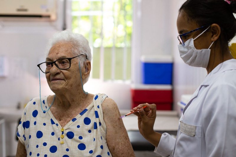 Primeiro dia de aplicação da vacina bivalente para Covid-19 tem grande procura em Volta Redonda
