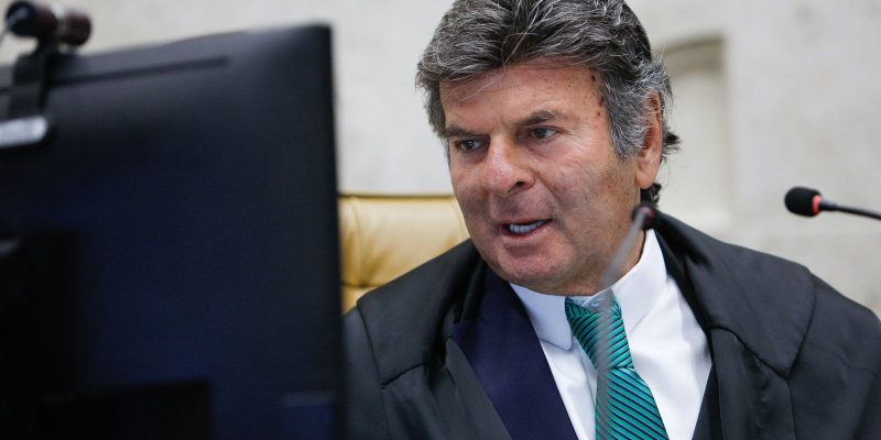 Fux envia para Justiça do DF pedido para investigar Bolsonaro