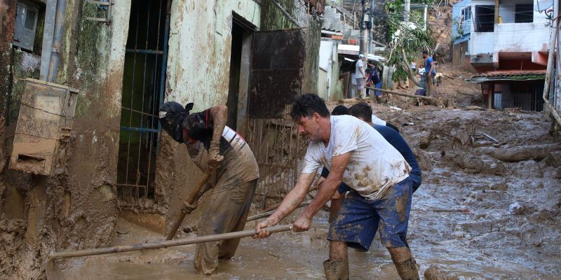 Temporais: voluntários fazem mutirão de limpeza e distribuem doações