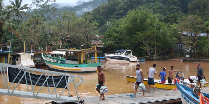 Moradores de São Sebastião seguem sem água potável há quatro dias