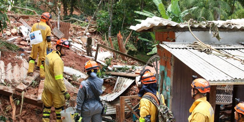 Buscas por vítimas em São Sebastião entram no sétimo dia