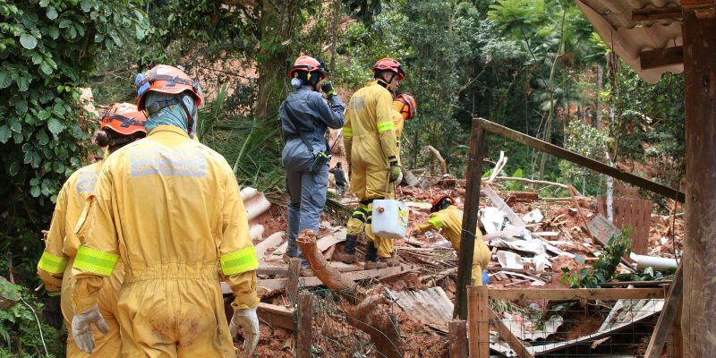 Buscas por seis desaparecidos prosseguem em São Sebastião (SP)
