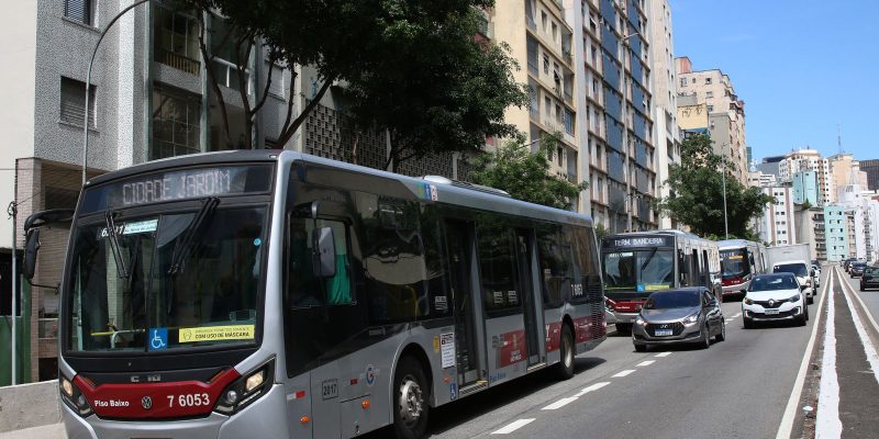 Idosos andam de ônibus, em São Paulo, usando gratuidade
