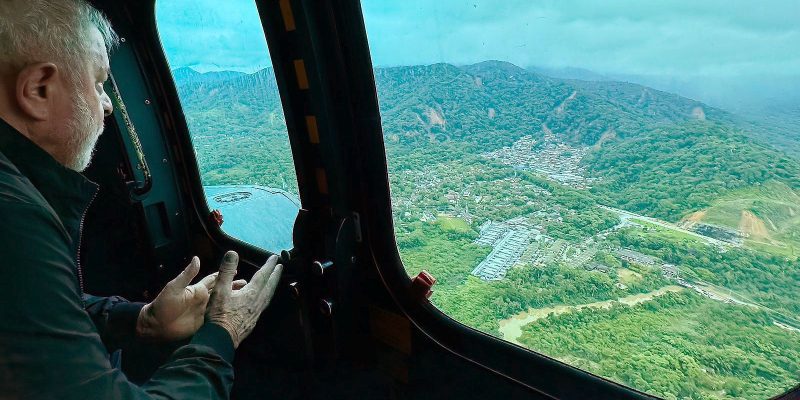 Em São Sebastião, Lula promete reconstrução de casas em áreas seguras