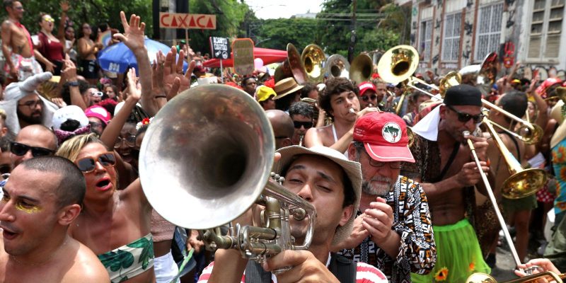 Carnaval: pessoas com sintomas respiratórios devem evitar aglomerações