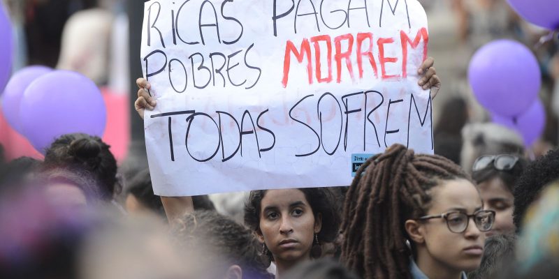 Uma em cada sete mulheres, aos 40 anos, já passou por aborto no Brasil