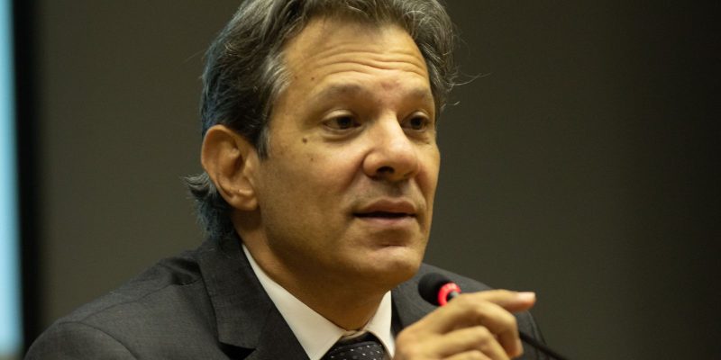 "Ninguém ganha presente de R$ 16 milhões", diz Haddad sobre joias