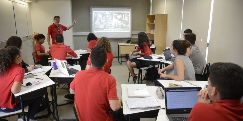 Especialistas pedem volta das diretrizes de 2012 do ensino médio