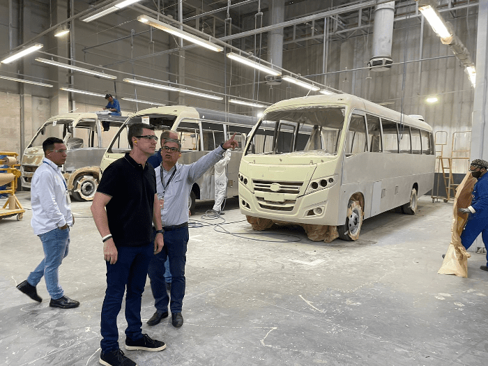 PREFEITO E SECRETÁRIO DE GOVERNO DE RESENDE VISITAM FÁBRICA ENCARROÇADORA PARA VISTORIAR NOVOS VEÍCULOS DO TRANSPORTE PÚBLICO